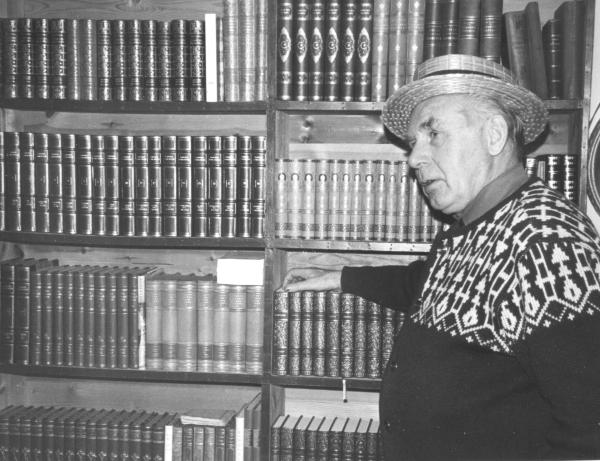 Helmer Grundström vid sin boksamling, Svanavattnet.