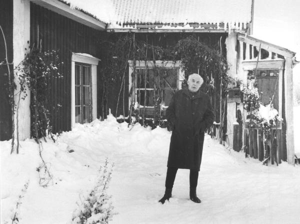 Helmer Grundström utanför stugan i Svanavattnet.